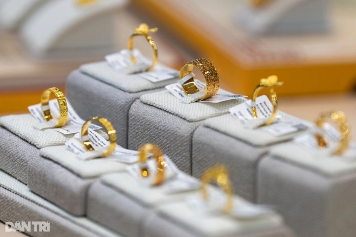 Giá vàng thế giới bất ngờ tăng mạnh, một đêm tăng gần 100 USD/ounce